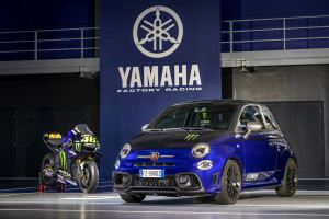 Abarth 595 Yamaha Moonster Energy, Special Edition, Kooperation, Motorrad, Blau, Schwarz, Grün, parkiert, stehend von vorne